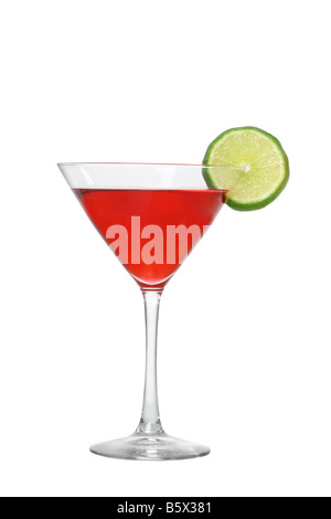 Cocktail cosmopolite avec de la chaux décoration isolé sur fond blanc Banque D'Images