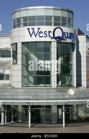 Ville de Southampton, en Angleterre. La terrasse entrée de Portland Southampton West Quay shopping complex. Banque D'Images