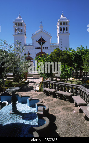 L'église et place centrale de la ville rurale de El Salvador Juayua Banque D'Images