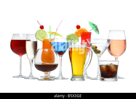 Variété de boissons alcoolisées et de cocktails décoration isolé sur fond blanc Banque D'Images