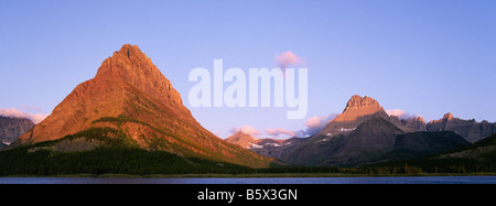 Les pics de Swiftcurrent Valley dont le mont Wilbur sur Swiftcurrent Lake dans le Glacier National Park, Montana. Banque D'Images