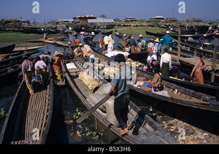 Jour de marché à bord de lac Naung Taw Village, lac Inle, Birmanie ou Myanmar Banque D'Images