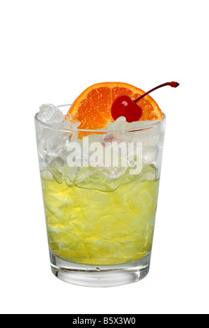 Verre à cocktail avec une tranche d'orange et de cerise avec isolé sur fond blanc Banque D'Images
