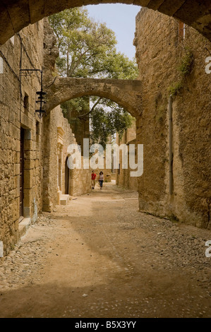 Rue sombre et étroite de galets dans la citadelle de Rhodes, Grèce Banque D'Images