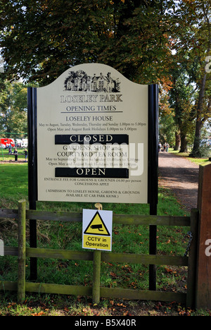 Pancarte pour Loseley Park à Loseley Park pour les heures d'ouverture Prix d'entrée et de la vidéosurveillance est en fonctionnement LOSELEY PARK CONSTRUIT EN 1562 Banque D'Images