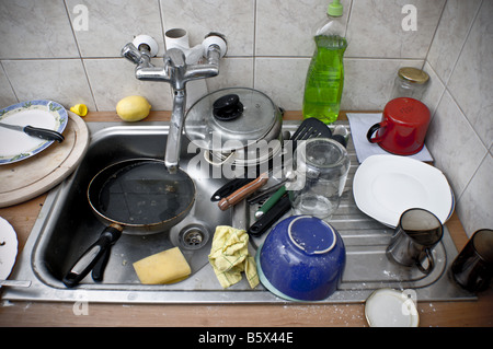 Évier plein de vaisselle sale Banque D'Images