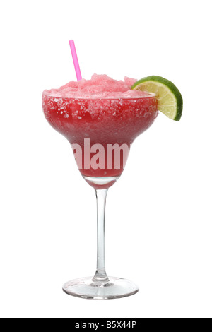 Strawberry margarita découpe verre isolé sur fond blanc Banque D'Images