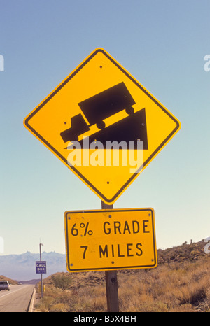Panneau d'avertissement de mise à niveau sur la route indique 6 % de grade Banque D'Images