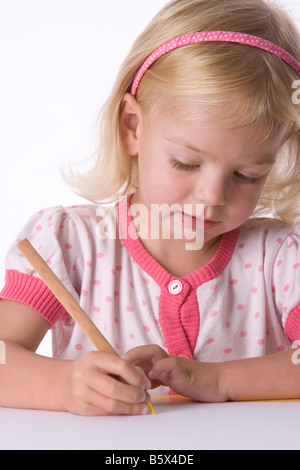 Petite fille blonde avec un crayon à colorier Banque D'Images