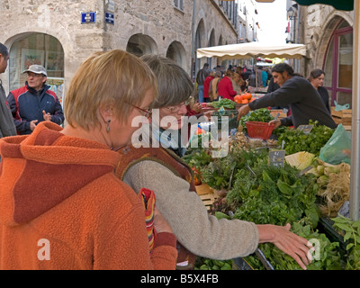 Le blocage de la place du marché deux femme l'achat de légumes salade d'oignons et l'ail Saint Antonin Noble Val Midi Pyrenees Banque D'Images