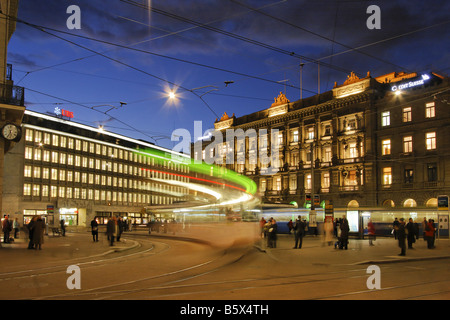 Banque UBS et Credit Suisse Banque à Paradeplatz Zurich Suisse Tramway Banque D'Images