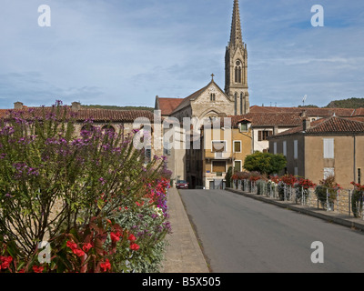 Pont sur la rivière Aveyron eglise de fond Ville de Saint Antonin Noble Val Midi Pyrénées Tarn et Garonne France Banque D'Images