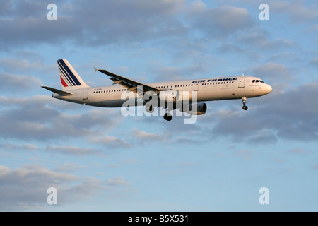 Airbus A321 Air France avion arrivant au coucher du soleil Banque D'Images