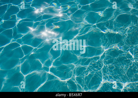 Ondulation de l'eau sur la piscine, la création d'abstract pattern Banque D'Images