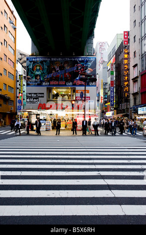 Les piétons à un passage à niveau à Akihabara, Tokyo, Japon. Banque D'Images