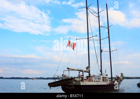 Voilier défi dans le port de Toronto Banque D'Images