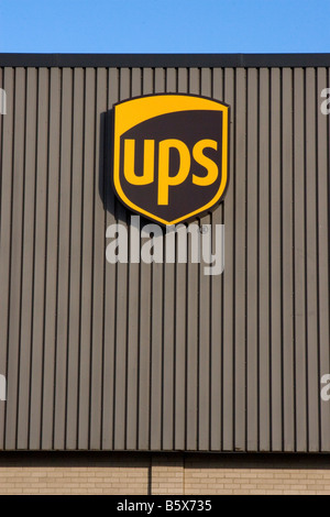Signe de l'onduleur sur le côté d'un centre de distribution de colis UPS. Banque D'Images