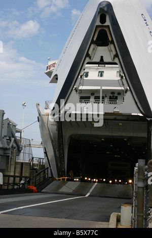 Croisement d'un grand nombre de motos prêt d'écorcer à partir de la proue d'ouvrir le Chi-Cheemaun ferry à Tobermory (Ontario). Banque D'Images