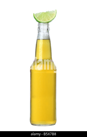 La bière avec découpe lime isolé sur fond blanc Banque D'Images