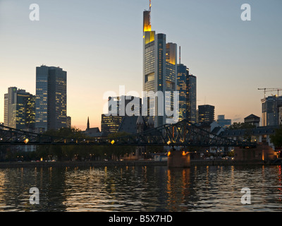 Rivière Main dans la lumière du soir avec le pont Eisener Steg avec skyline allégé avec tours de bureaux de la Banque mondiale Banque D'Images