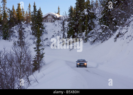 Route enneigée en hiver avec voiture Norvège Valdres Banque D'Images