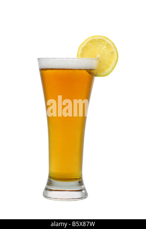 Verre de bière avec découpe citron isolé sur fond blanc Banque D'Images