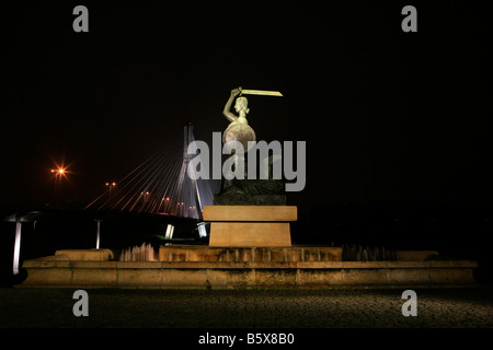 La sirène monument situé près de la Sainte Croix - La plupart Swietokrzyski Bridge (2000) de l'autre côté de la Vistule, à Varsovie, Pologne Banque D'Images