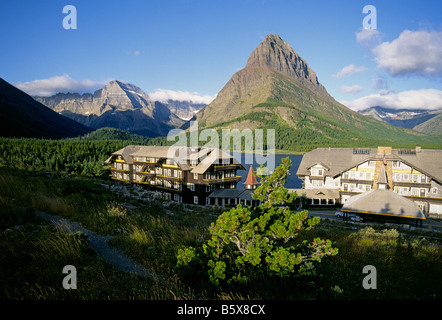 Un avis de nombreux Hôtel Glacier dans la vallée sur le lac Swiftcurrent Swiftcurrent, parc national des Glaciers du Montana. Banque D'Images