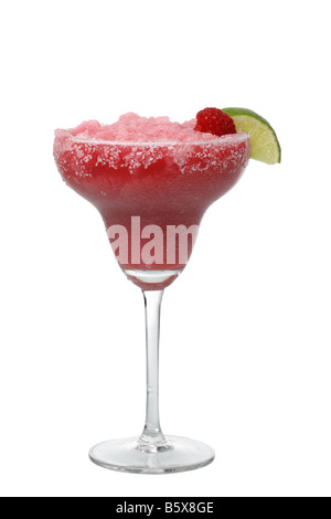 Margarita framboise avec de la chaux décoration isolé sur fond blanc Banque D'Images