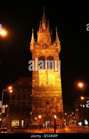 Tour Poudrière de Prague République tchèque dans la nuit Banque D'Images