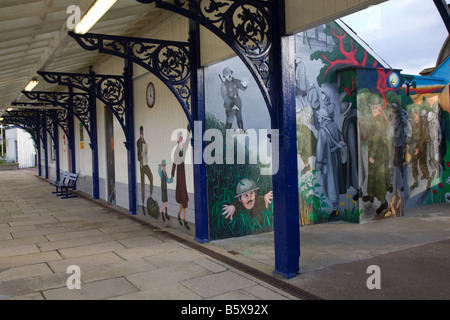 Œuvres d'art de la guerre des années 40 dans les années 40 ; Seconde Guerre mondiale, Seconde Guerre mondiale, Seconde Guerre mondiale, plate-forme de la Seconde Guerre mondiale peint des peintures murales militaires à la gare ferroviaire d'Invergordon, en Écosse, au Royaume-Uni Banque D'Images