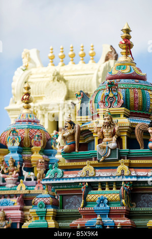 Divinités hindoues, statue peinte, sur l'Éternel Lakshmi Narasimha Swamy Temple à Kadiri, Andhra Pradesh, Inde Banque D'Images