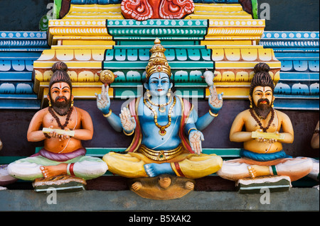 Divinités hindoues, statue peinte, sur l'Éternel Lakshmi Narasimha Swamy Temple à Kadiri, de l'Andhra Pradesh, de l'Andhra Pradesh, Inde Banque D'Images