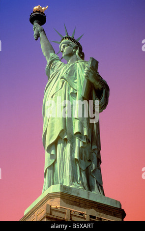 Statue de la liberté torche New York illuminée au coucher du soleil. Vue verticale de face en gros plan. Monument américain sur Liberty Island, États-Unis Banque D'Images