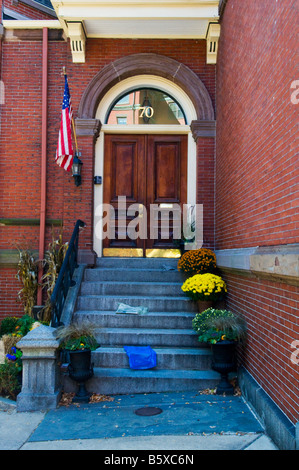 Entrée bordée de fleurs d'accueil, Charlestown, masse Banque D'Images