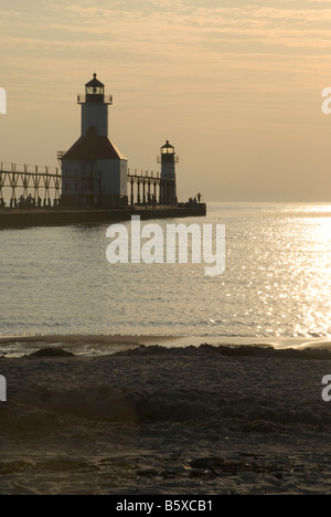 Le phare sur la jetée du nord en Saint Joseph, au Michigan. Banque D'Images