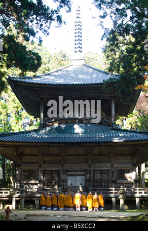 Les moines shingon bouddhistes prient dans Danjo Garan KOYASAN complexe monastique en Japon Banque D'Images