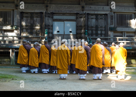 Les moines shingon bouddhistes prient dans Danjo Garan KOYASAN complexe monastique en Japon Banque D'Images