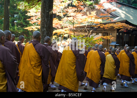 Les moines shingon bouddhistes prient dans Danjo Garan KOYASAN complexe monastique en Japon Banque D'Images