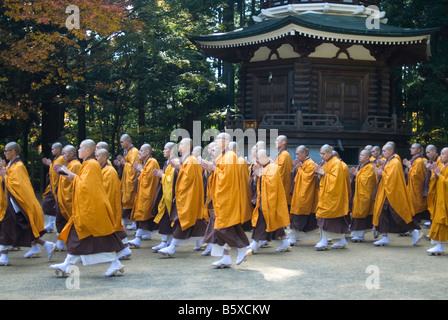 Les moines shingon bouddhistes prient dans Danjo Garan KOYASAN complexe monastique en Japon Banque D'Images