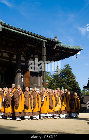 Les moines shingon bouddhistes prient dans Danjo Garan KOYASAN complexe monastique en Japon Banque D'Images