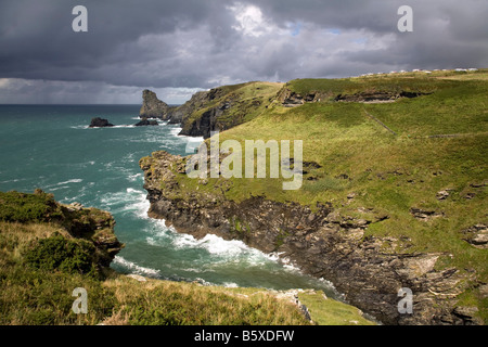 Long Island depuis Rocky vally près de tintagel Cornwall Banque D'Images