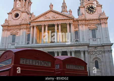 Cathédrale St paul téléphone rouge London England uk go boîtes Banque D'Images