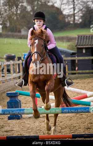 Teenage girl riding pony sa Banque D'Images