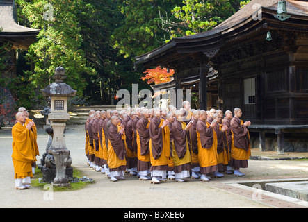 Les moines shingon bouddhistes prient dans Danjo Garan KOYASAN complexe monastique en Japon Banque D'Images