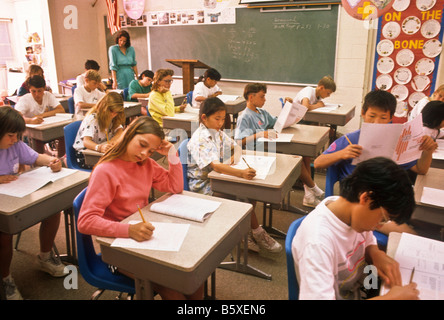 Junior High school class examen prend en tant qu'enseignant de montres. Banque D'Images