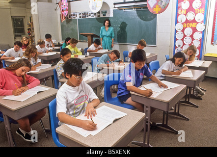 Junior High school class prend examen comme enseignant test montres. Banque D'Images