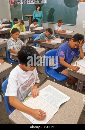 Junior High school class examen prend en tant qu'enseignant de montres. Banque D'Images