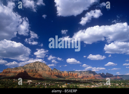 Nuages dans le ciel bleu profond sur Sedona, Arizona, USA Banque D'Images