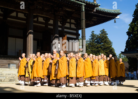 Les moines shingon bouddhistes prient dans Danjo Garan KOYASAN complexe monastique en Japon Banque D'Images